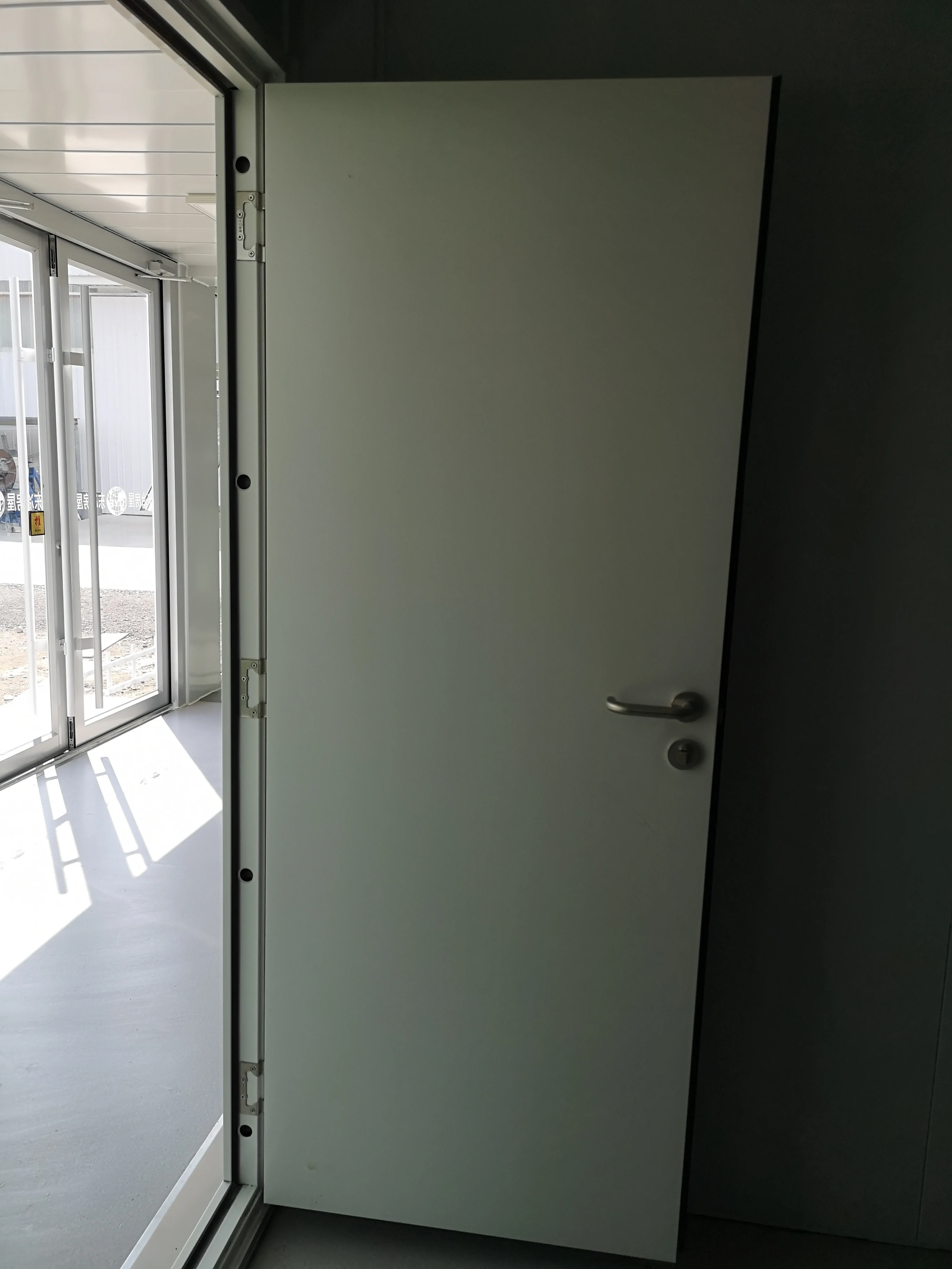 20 英尺集装箱咖啡厅酒吧与 3 侧开放和顶级服务区