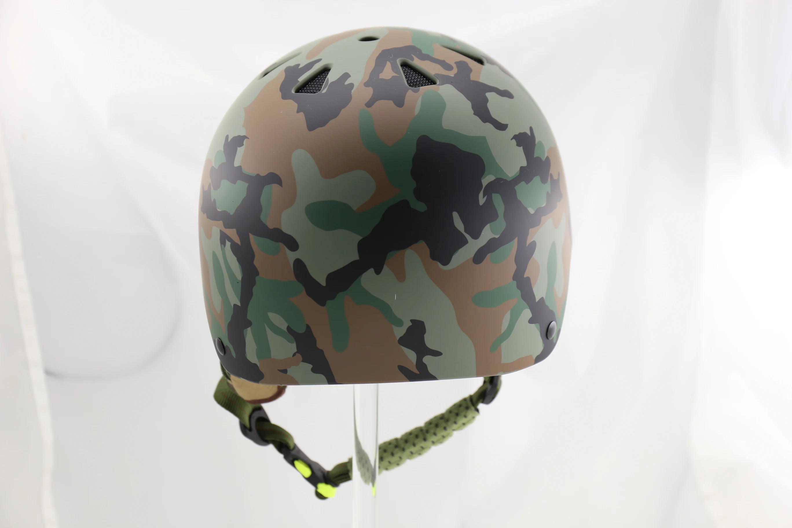 新设计贴花迷彩滑冰头盔