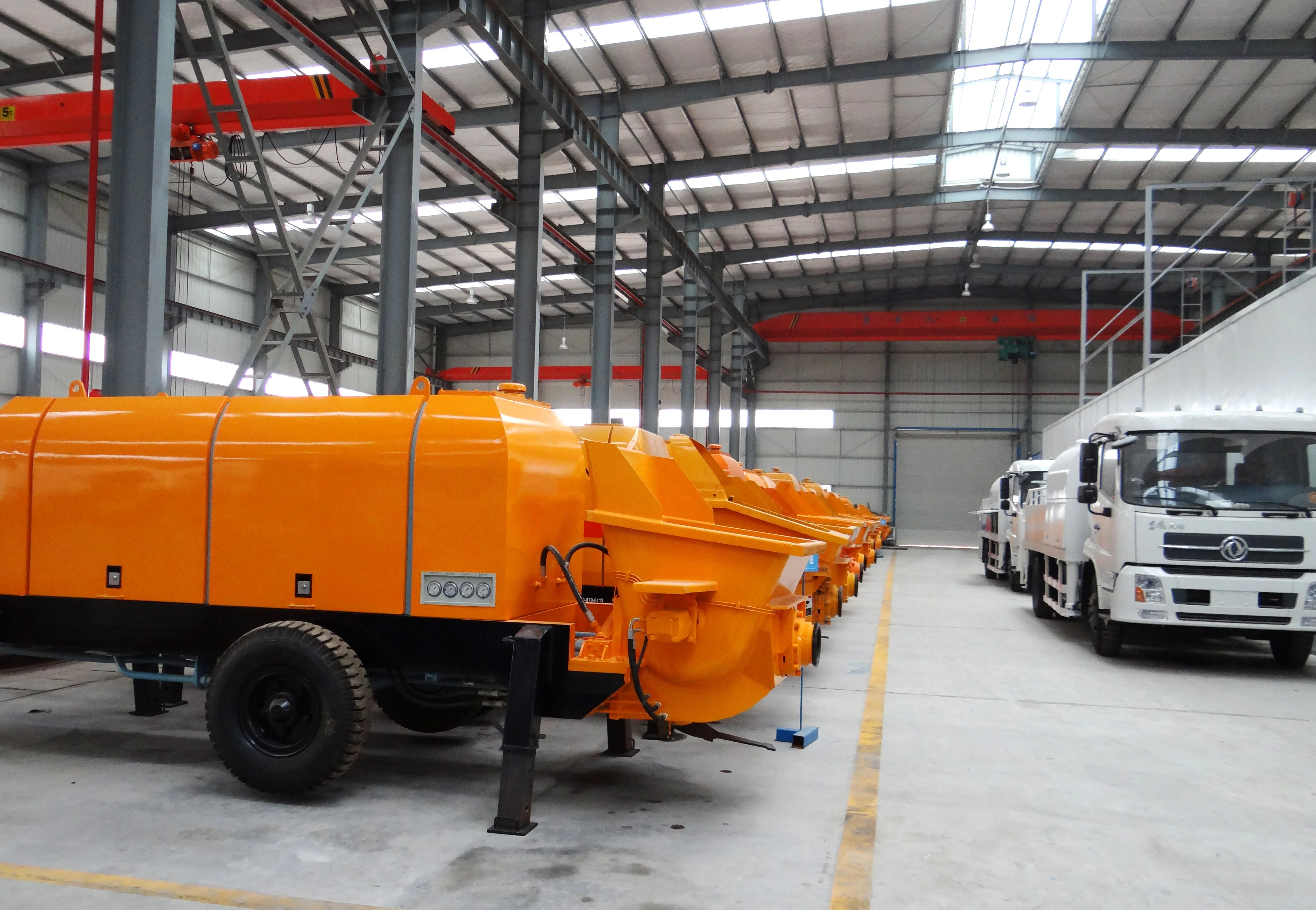 混凝土泵拖车83cbm容量可牵引柴油混凝土搅拌机,带泵1000m/210m