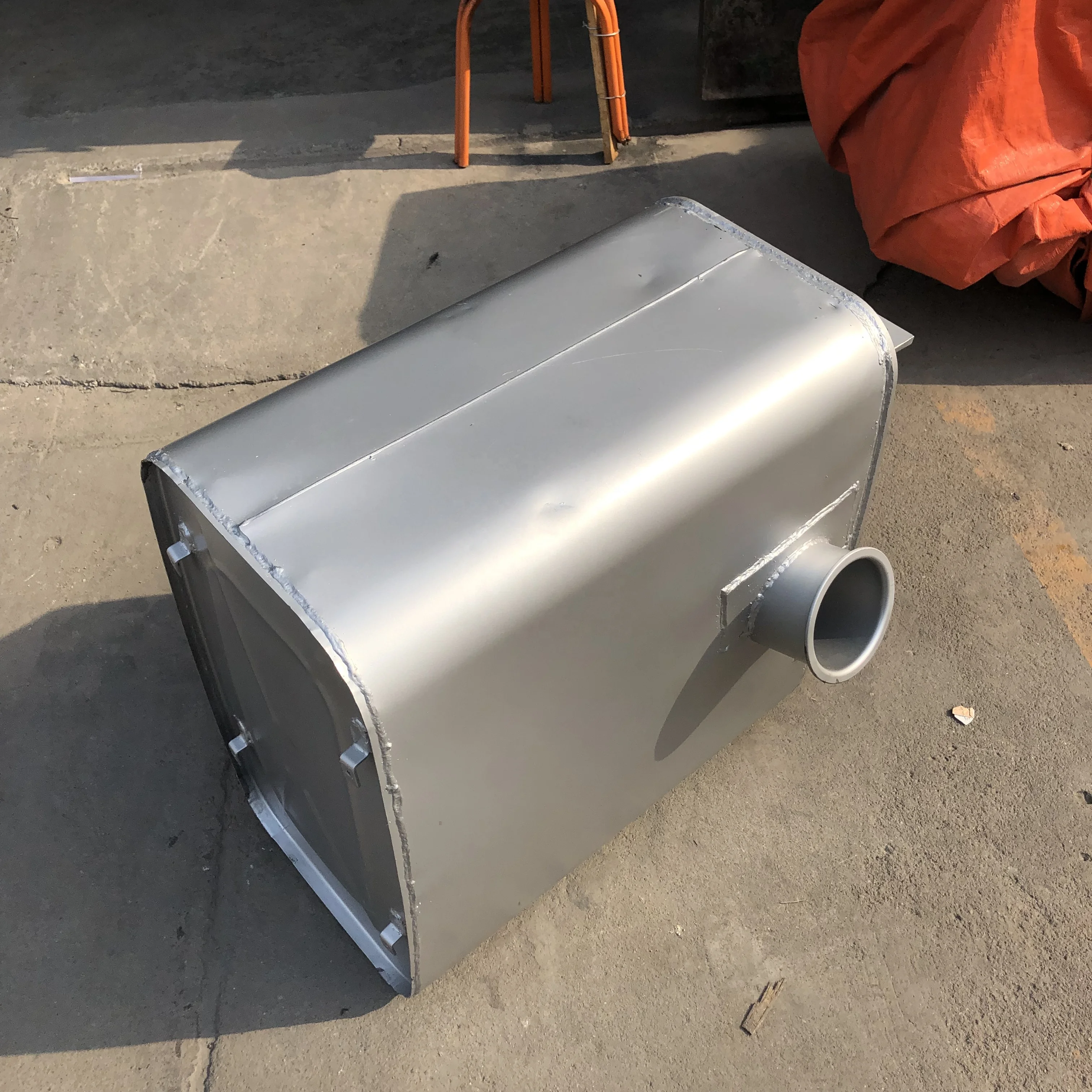 中国重汽豪沃 a7 重型卡车零件消声器