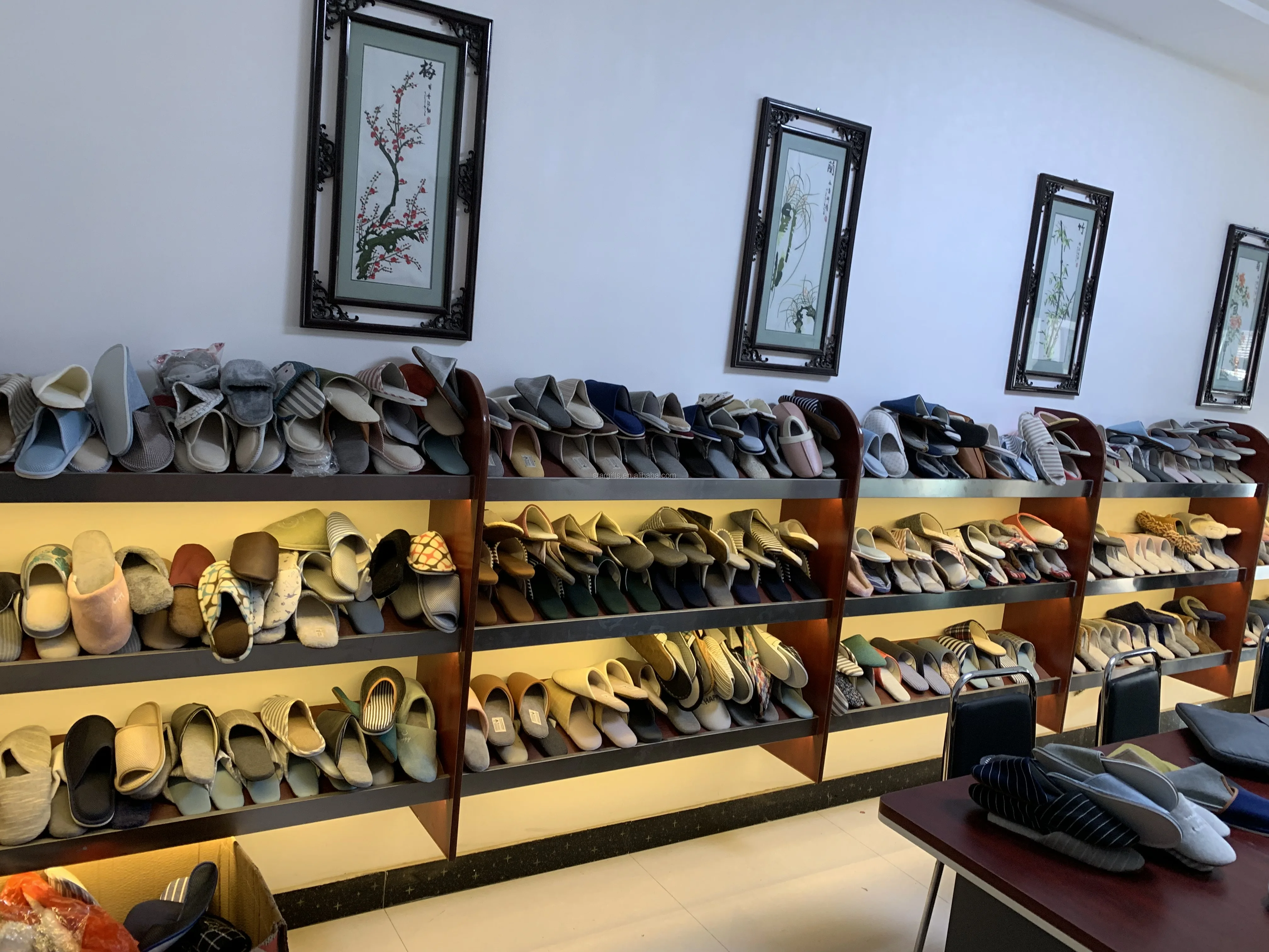 舒适免费样品便宜的室内鞋类定制毛绒表情符号拖鞋为儿童男子