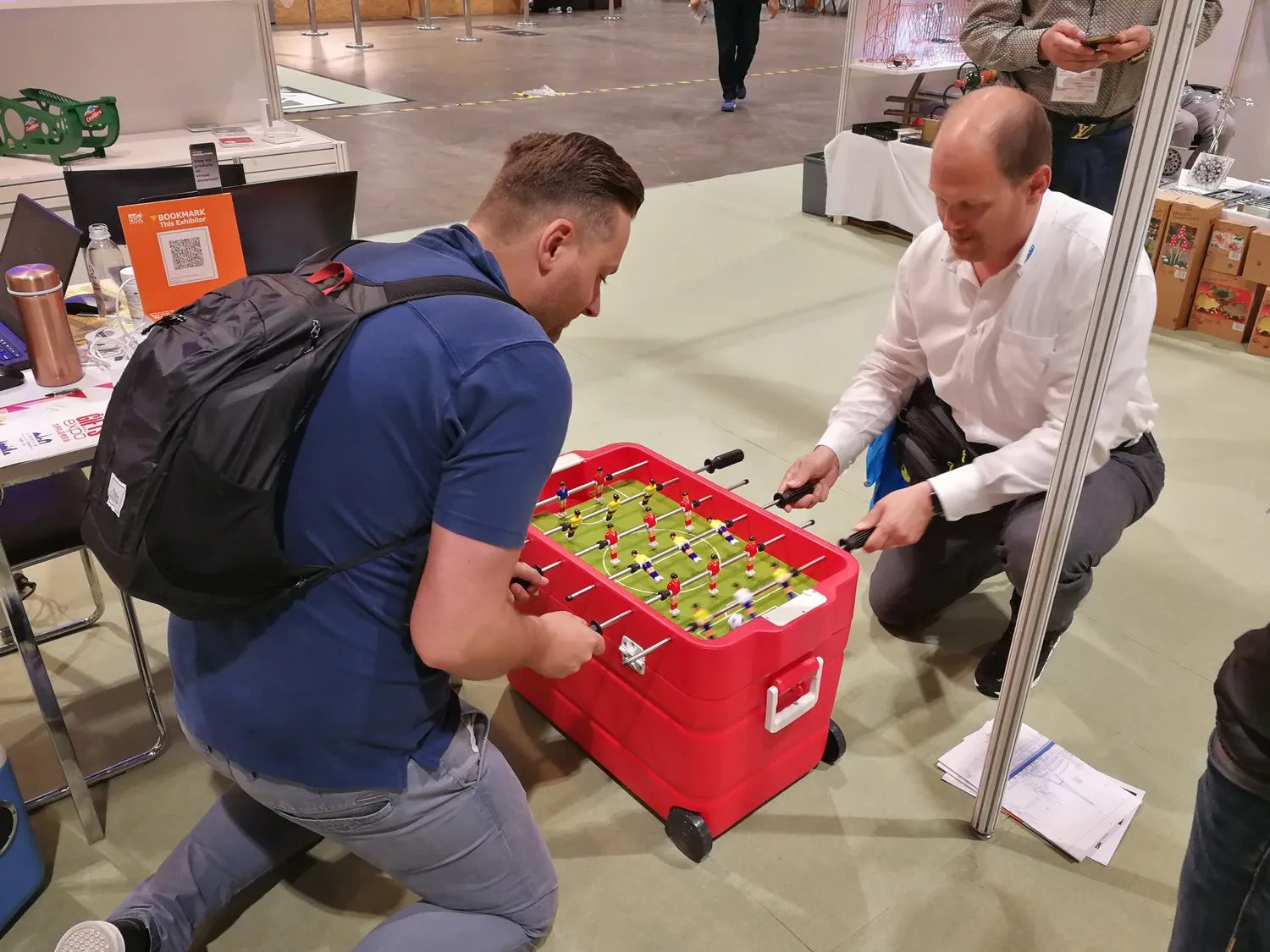 Trworld Cup Foosball Game Plastic Cooler Box With Foosball Table Gaming Cooler,Juego De Futbol