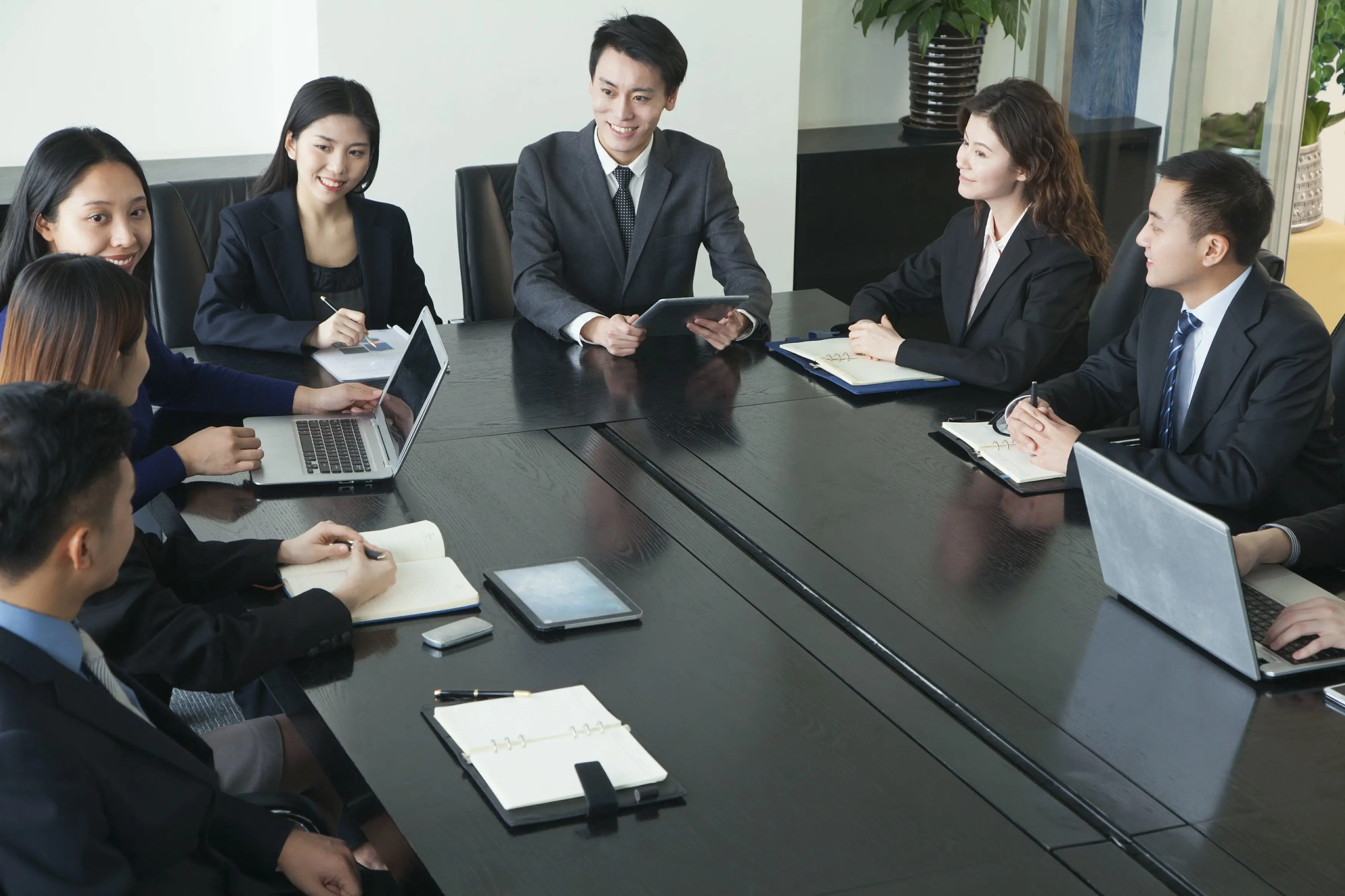 Meeting in japan. Деловой этикет в Японии. Деловая встреча в Японии. Японские Деловые переговоры. Японцы совещание.