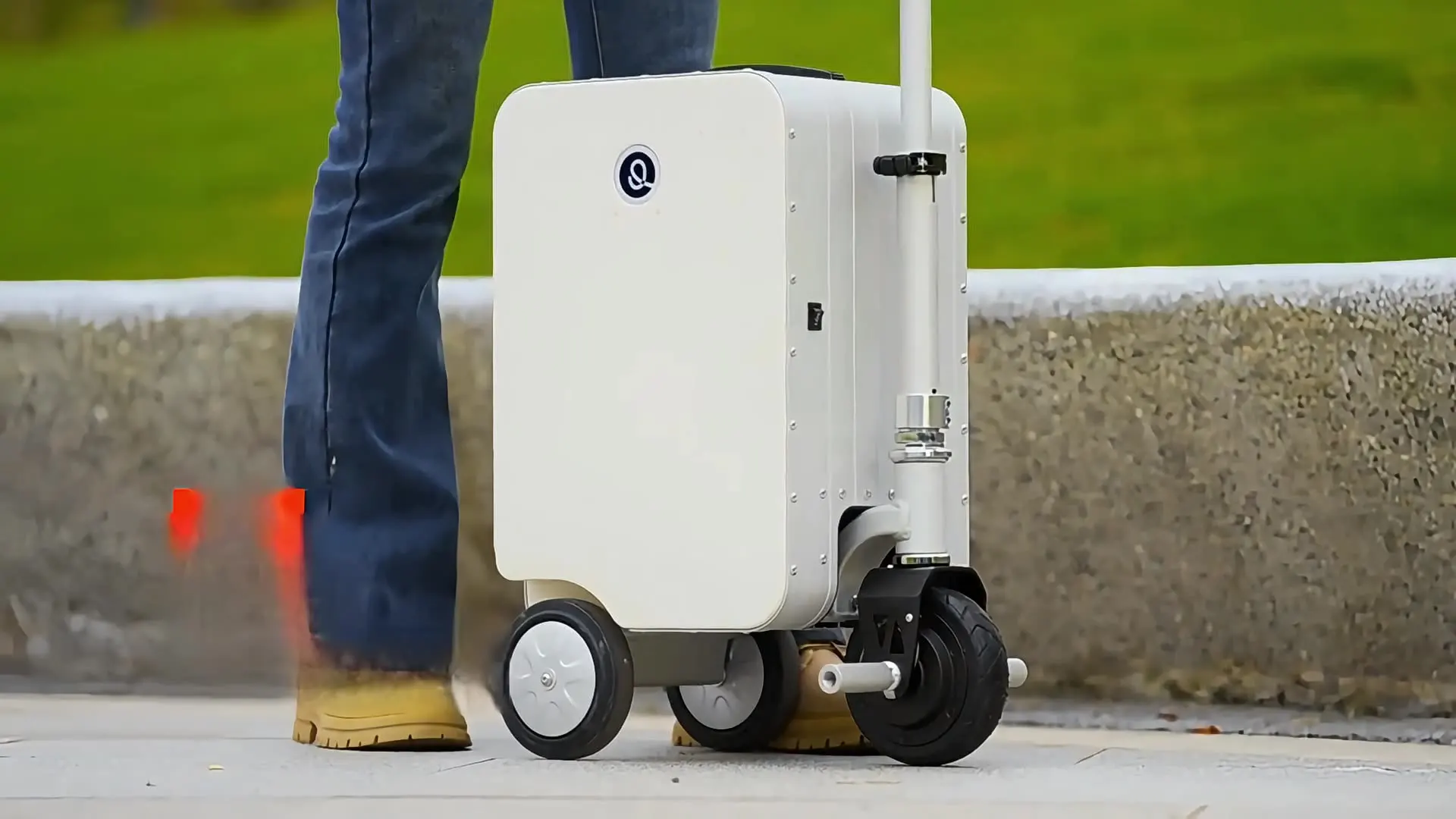 USB Charging TSA Lockable Ride-On Robot Luggage 20 Inch