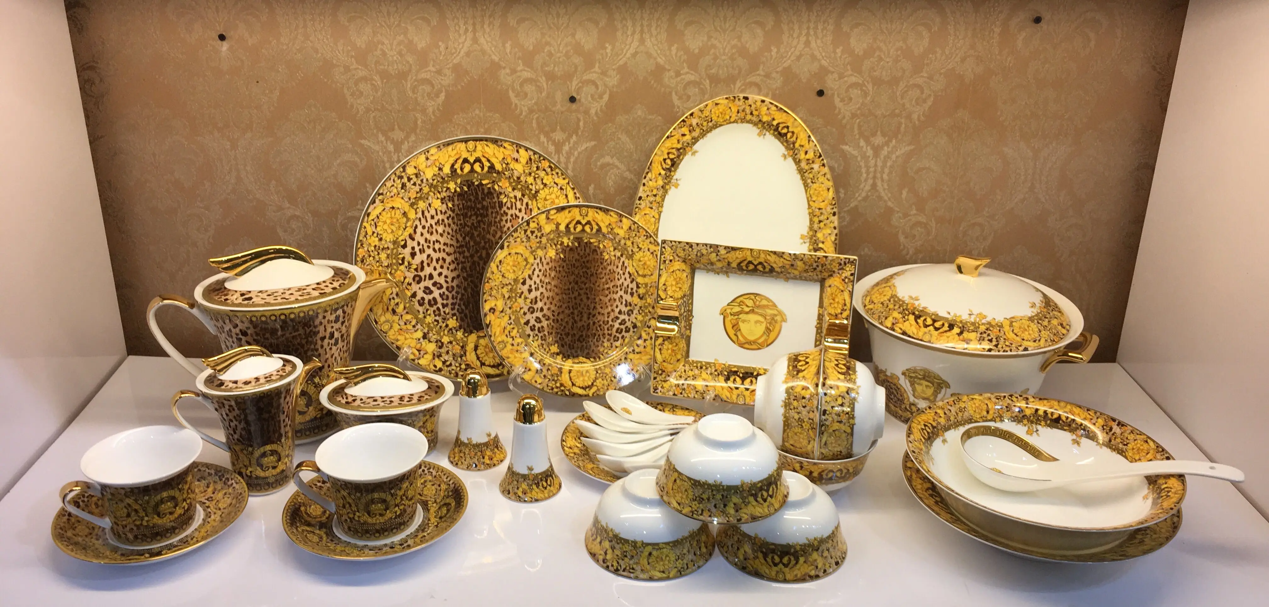 European Styles Real Gold Fine Bone China Dinnerware Sets For 6 Person