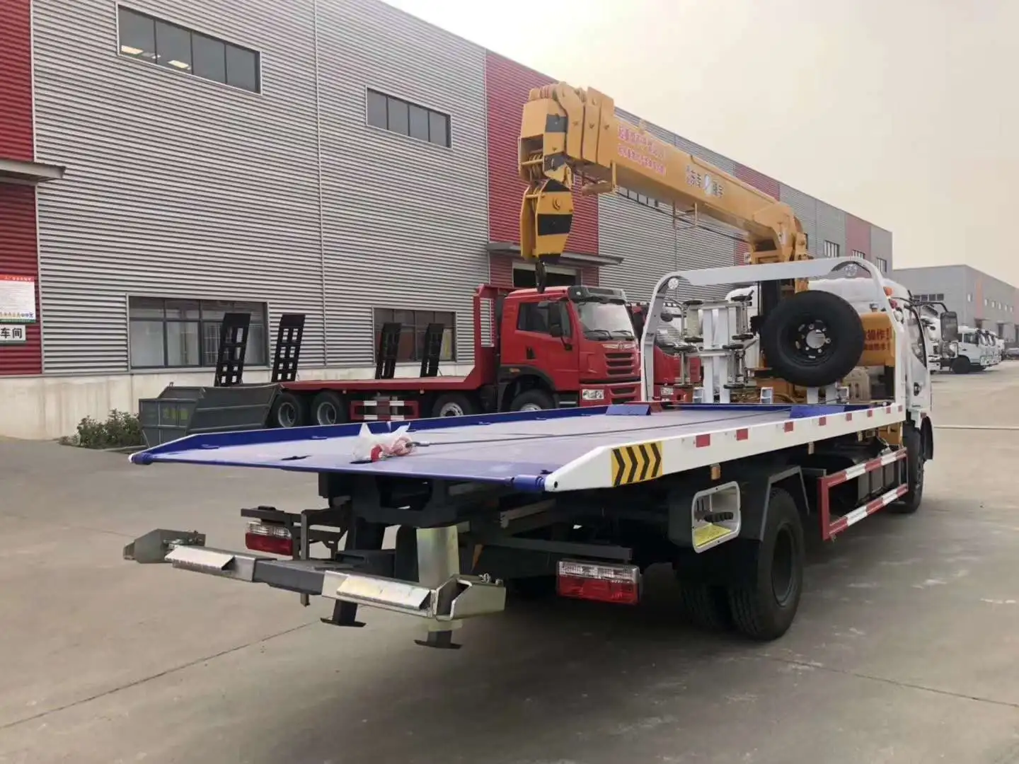 Dongfeng Duolika 5 ton flatbed tow truck mounted crane for sale