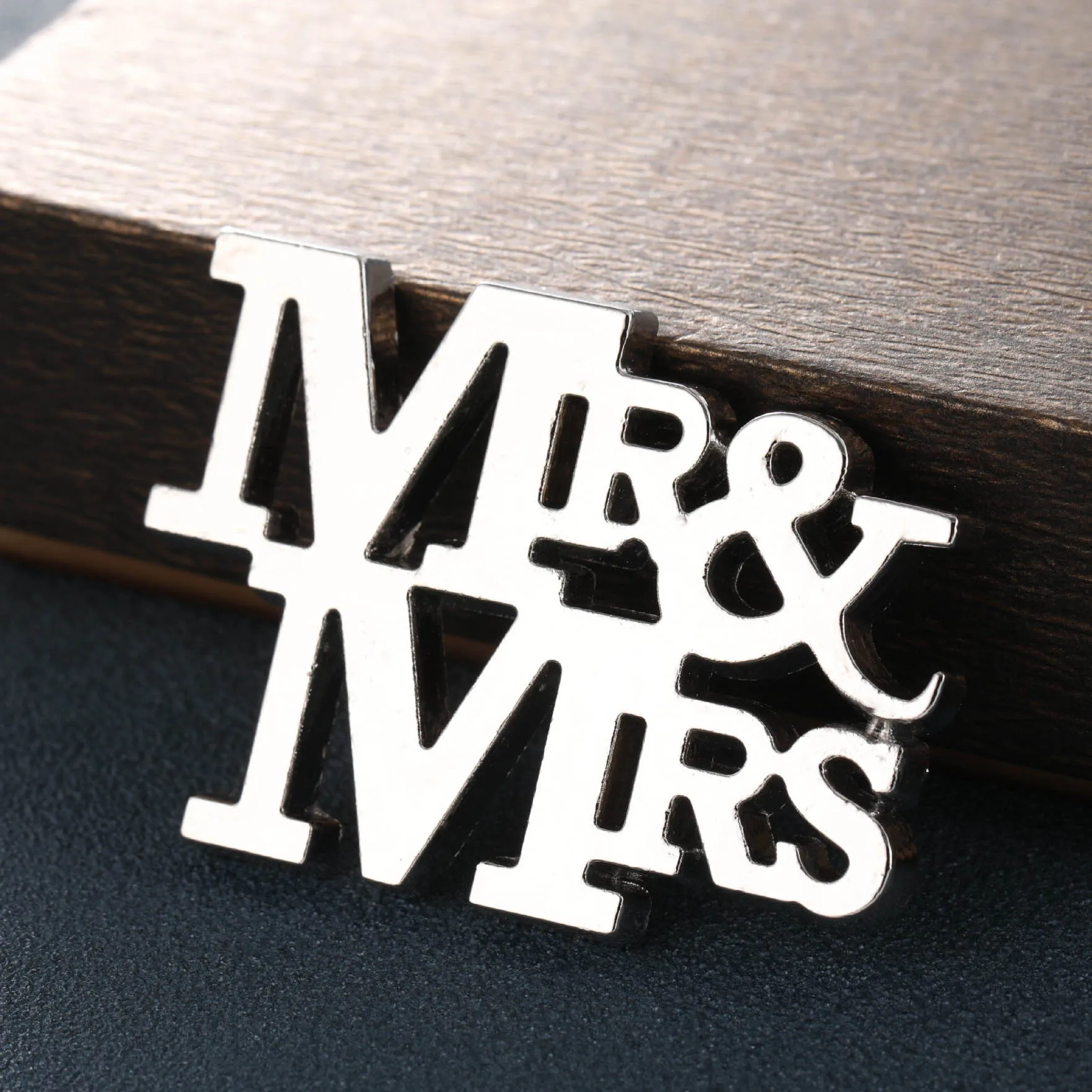 Ywbeyond Mr. & Mrs. mr & mrs Bottle Opener Favors with Gift Box for wedding Guest Souvenirs