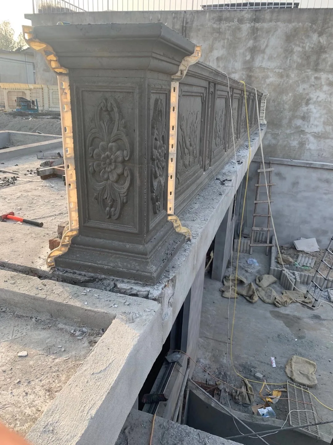 30 Cm Width Concrete Stand Pedestal Molds With Decoration Flower