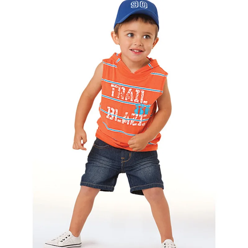 Boys wearing shorts. Cap одежда для детей. Маленький мальчик китаец шортах. Boy wearing cap. A picture of a boy wearing a cap.