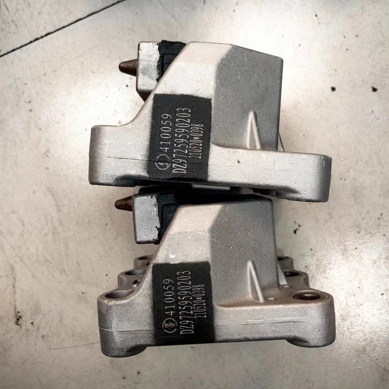 Engine Rear Suspension Support Assembly Shacman Part Engine Mount