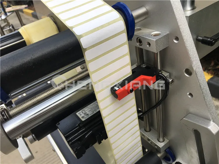 Automatic Tag Flat Label Applicator Machine For Flat Box Plastic Bag