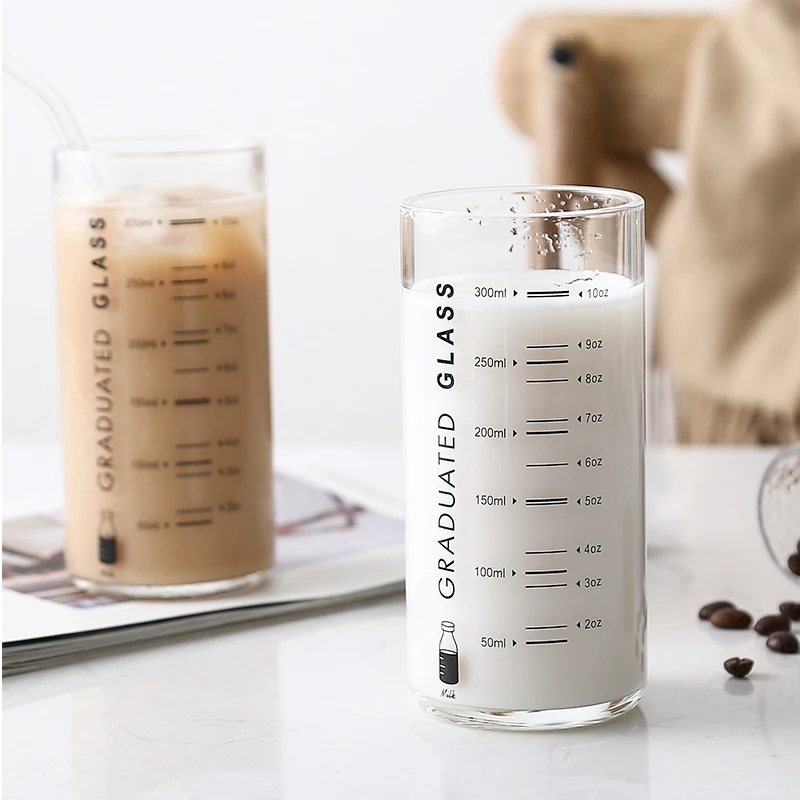 молоко - 100 миллилитров. стакан молока в миллилитрах. 100 грамм молока в 200 миллилитровом стаканчике. кувшин мерный 250 мл. 100 миллилитров в стакане.