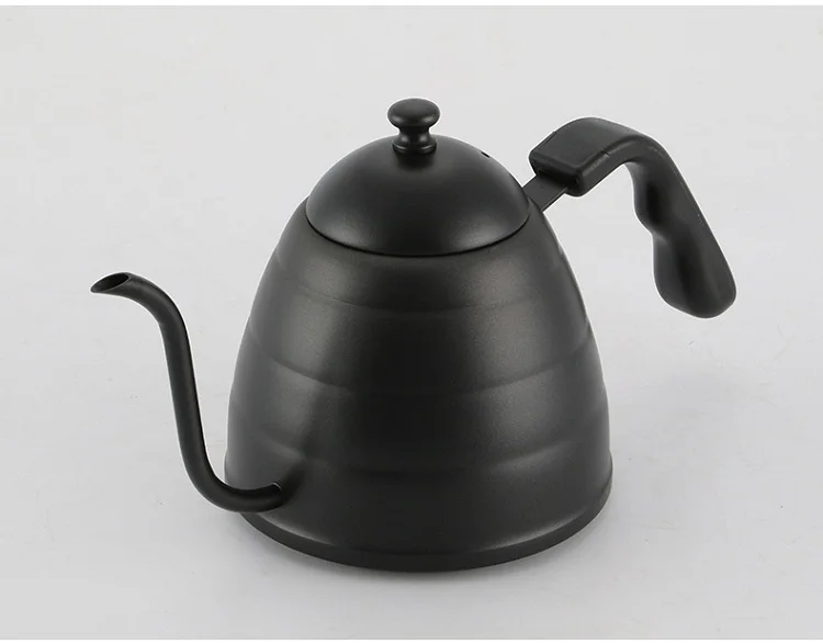 高品质的鹅颈水壶倒在滴咖啡壶上