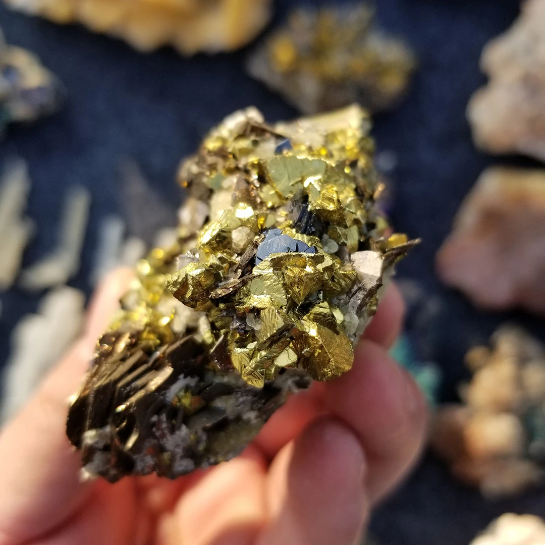 热卖天然黄铜矿水晶簇粗黄铁矿水晶孔雀石矿物标本家居装饰