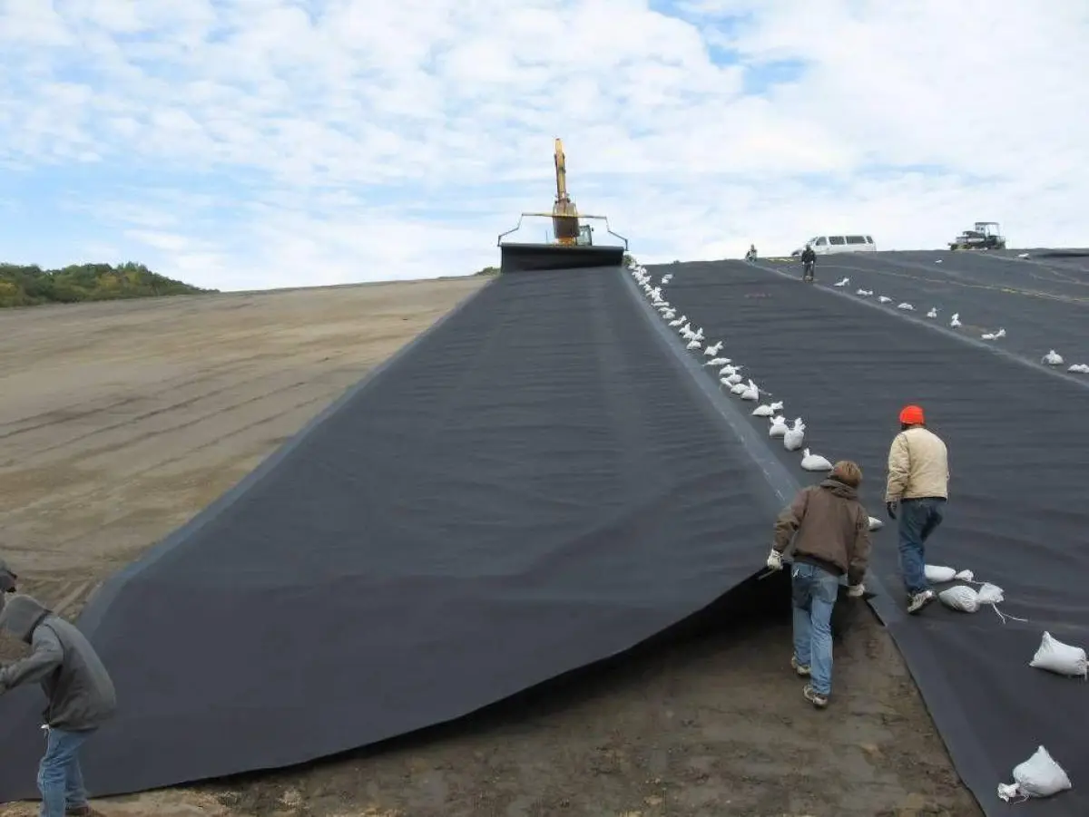 Пленка высокой плотности. Геомембрана Geomembrane GES geosyntetics. Геосинтетическая мембрана. Укладка геомембраны технология. Геомембрана укладка ТБО.