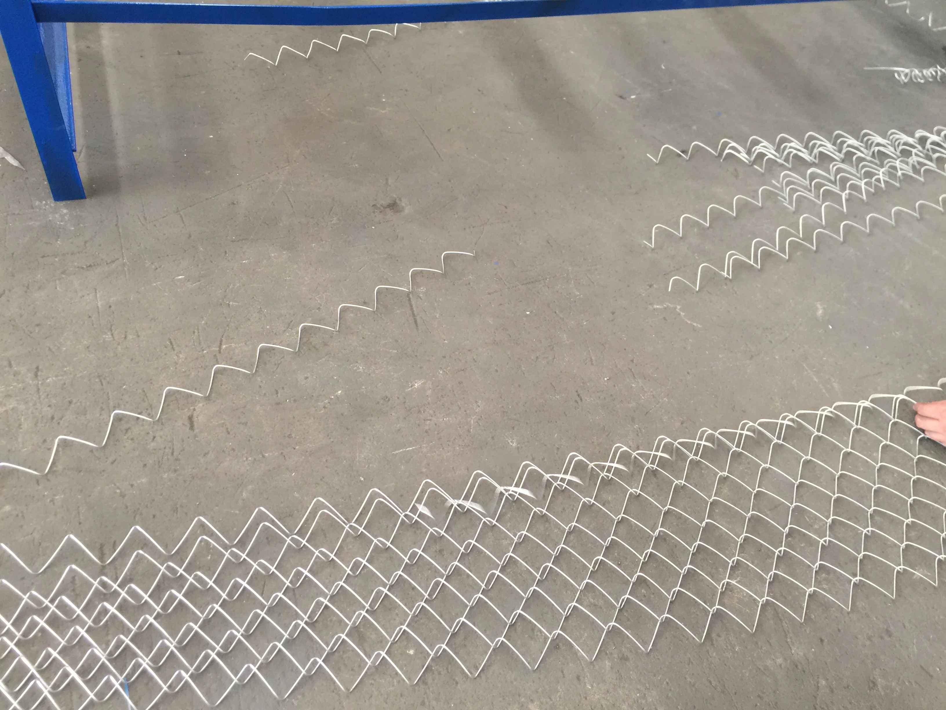 3.0 meters Africa chain link cyclone mesh automatic cutting machine.JPG