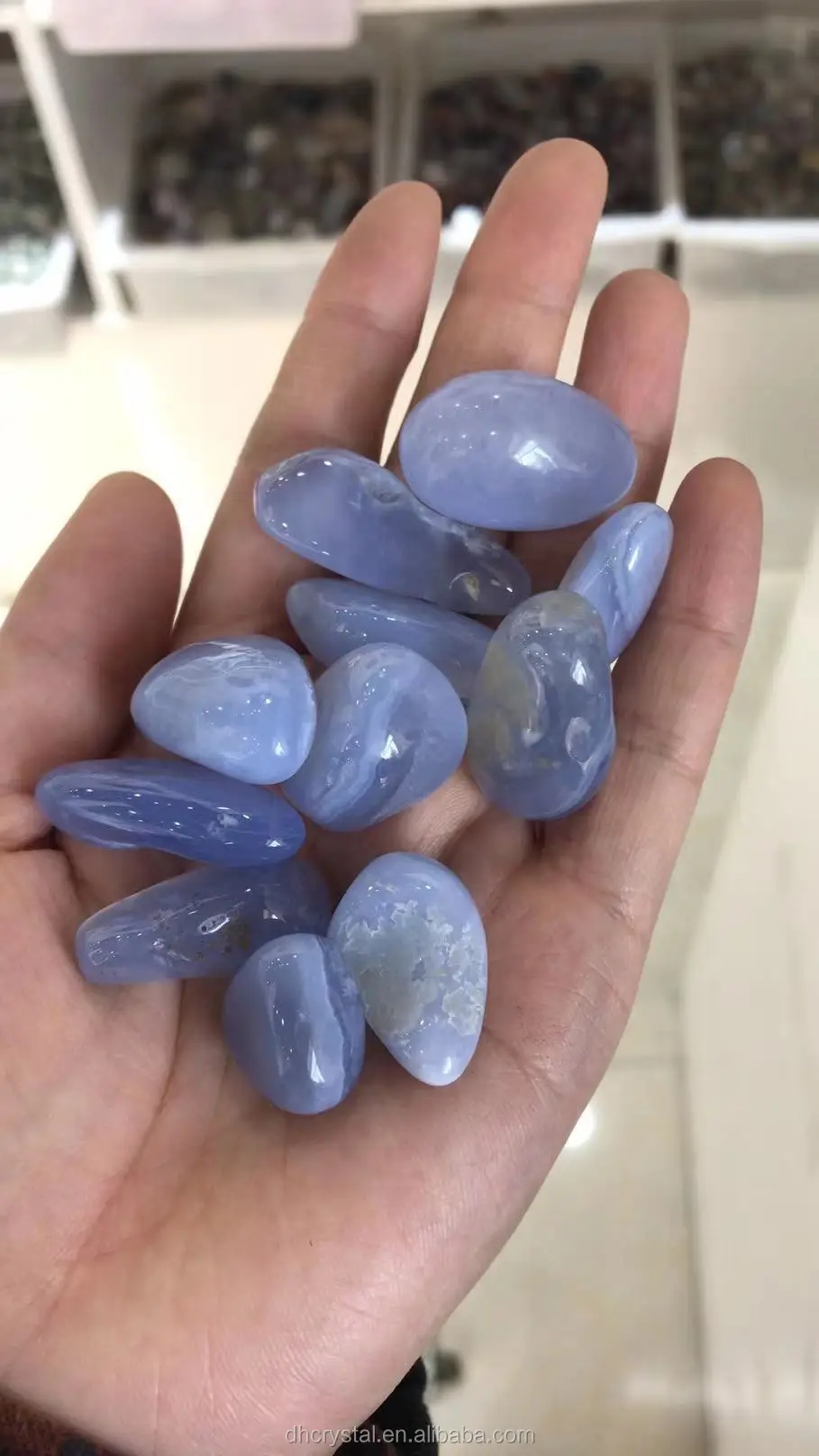 新到水晶疗愈石天然石英水晶蓝色蕾丝玛瑙散装滚石出售