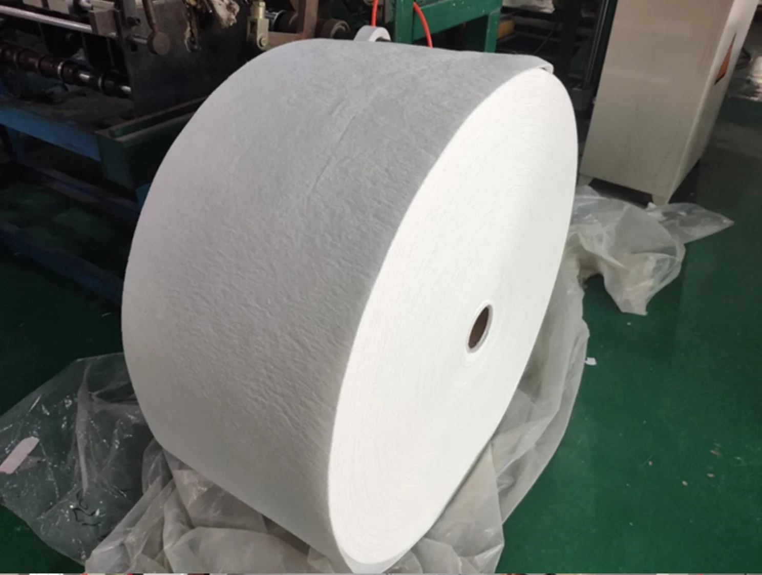 熔喷无纺布是一种超细纤维无纺布,通过强烈的热风气流和纤维直径为2