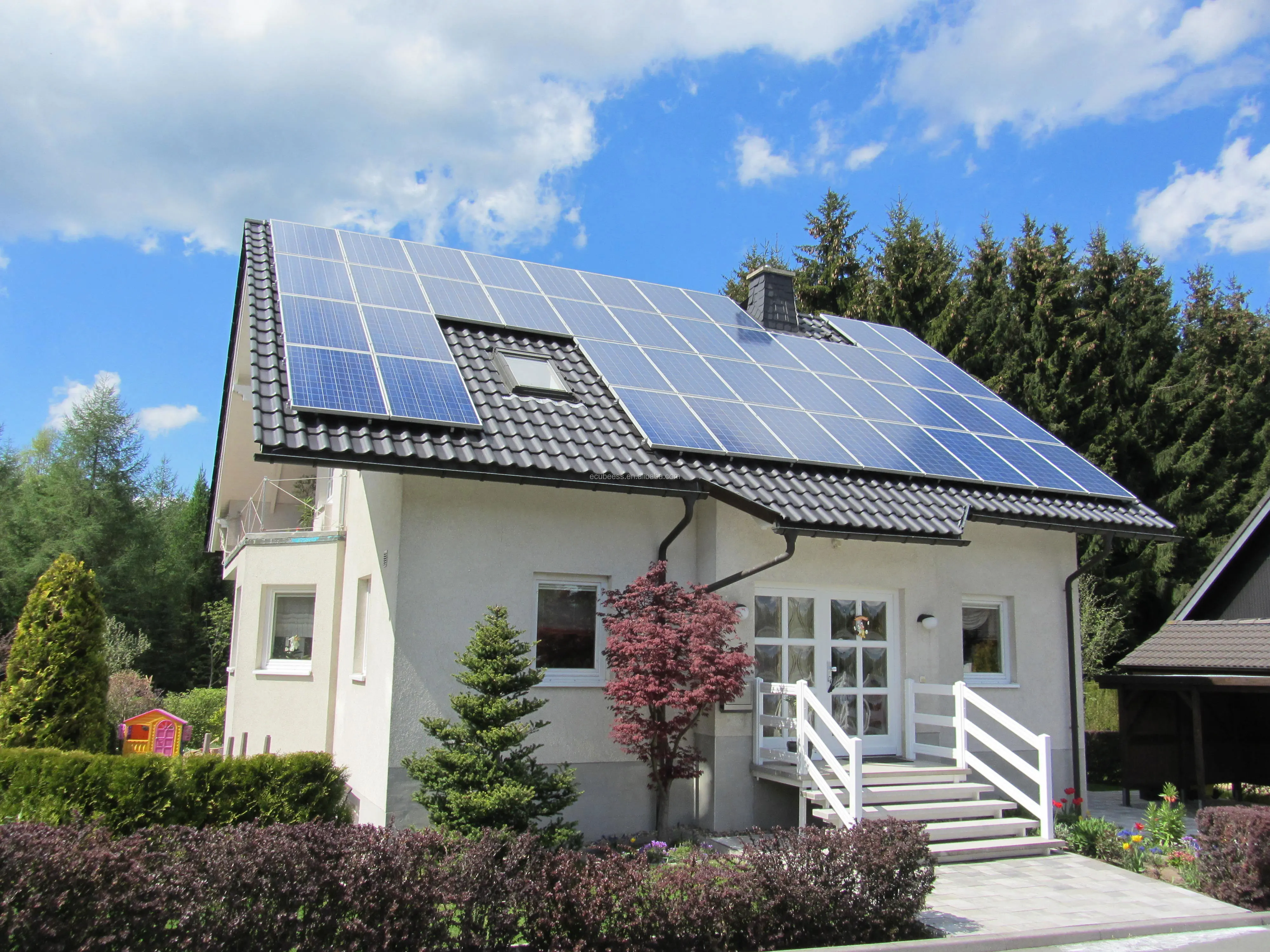 Вдом. Солнечные панели 10kw. Solar Panels on House. ЭКОДОМ С солнечными батареями. Дом с солнечными панелями.