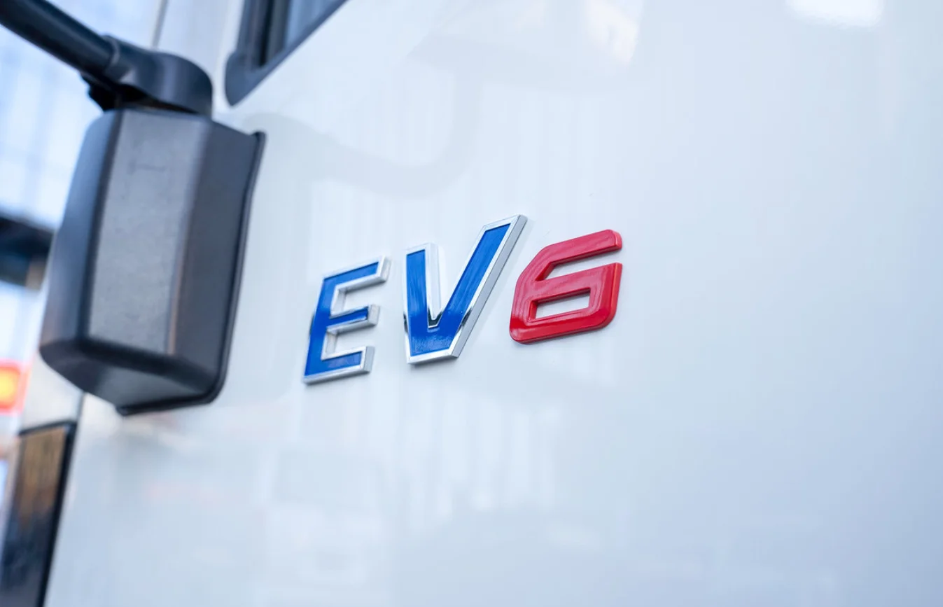 The New Jac Ev6 Light Electric Van Leads The Catl 100kilowatthour Jac