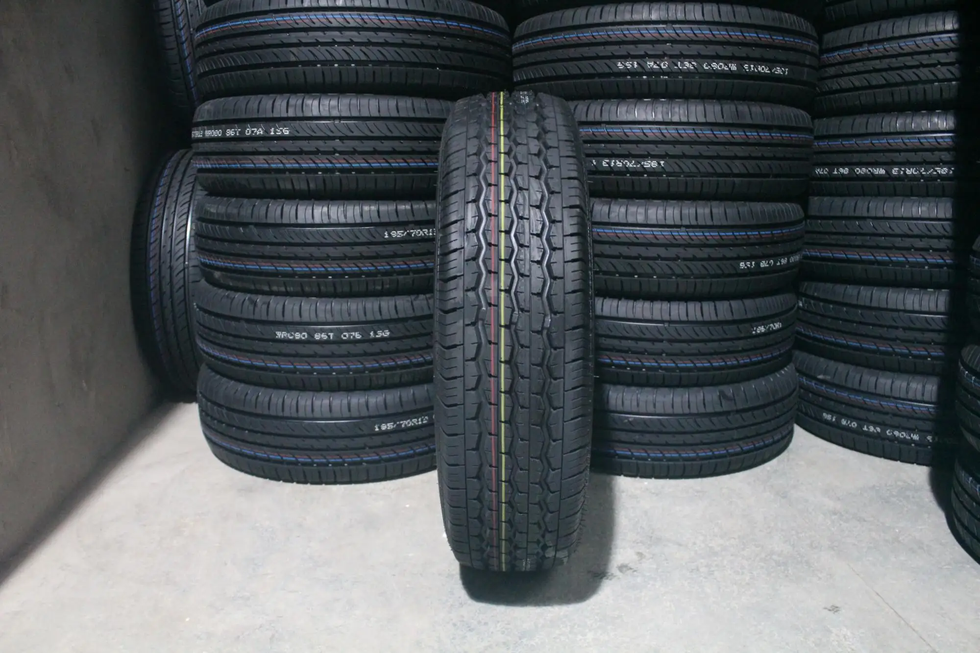 工厂供应商 185r14c pcr ltr 轮胎