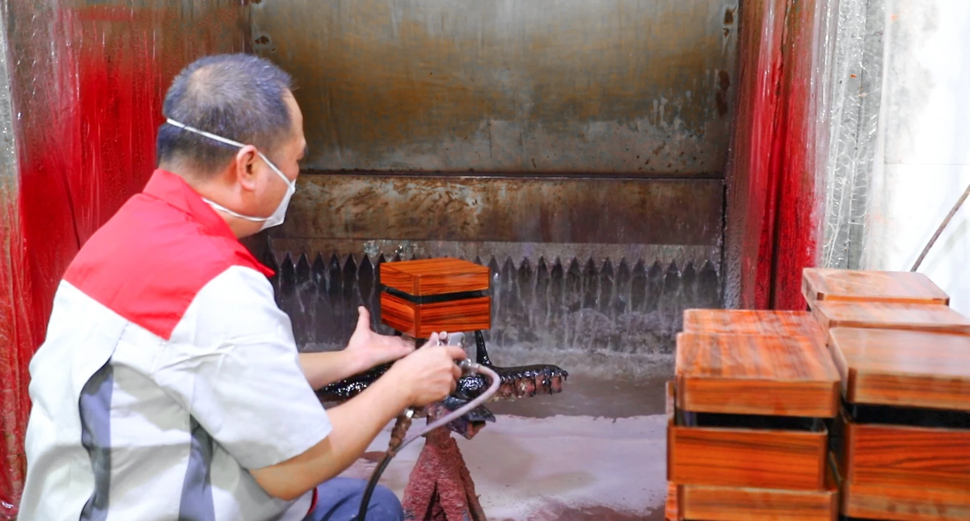 Công đoạn sơn phủ bóng cao cấp cho hộp đồng hồ gỗ tại xưởng