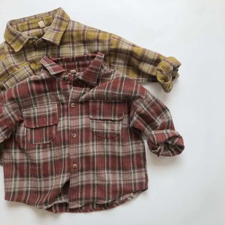 Boy and girl neutral plaid long sleeve round neck shirts for children in autumn and winter.