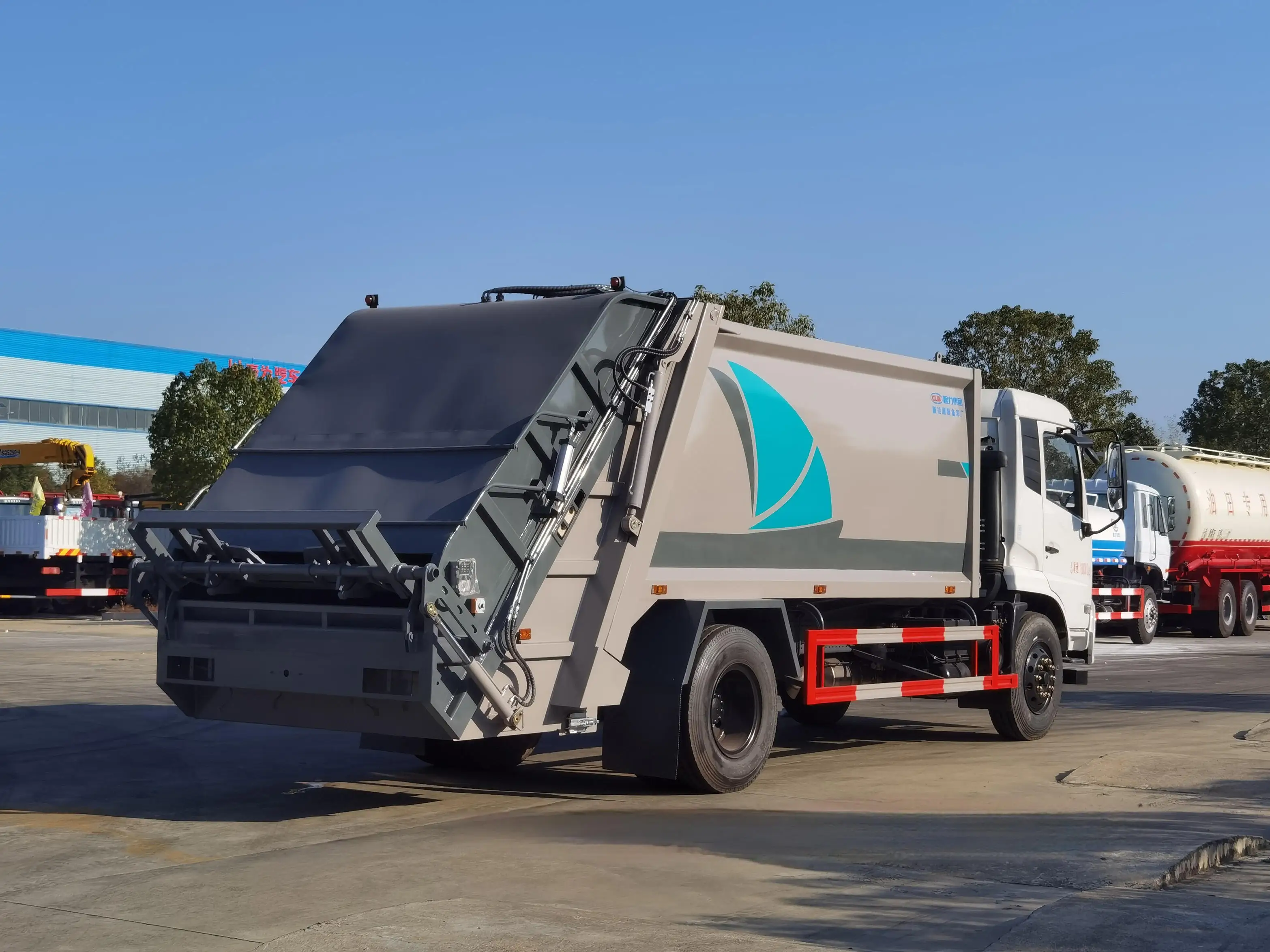 product dongfeng 4x2 drive sanitation garbage truck 10m 12m diesel fuel compressed garbage collection truck for transfer-6