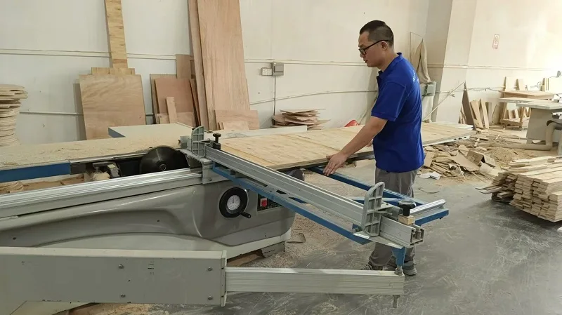 Precision woodworking saw