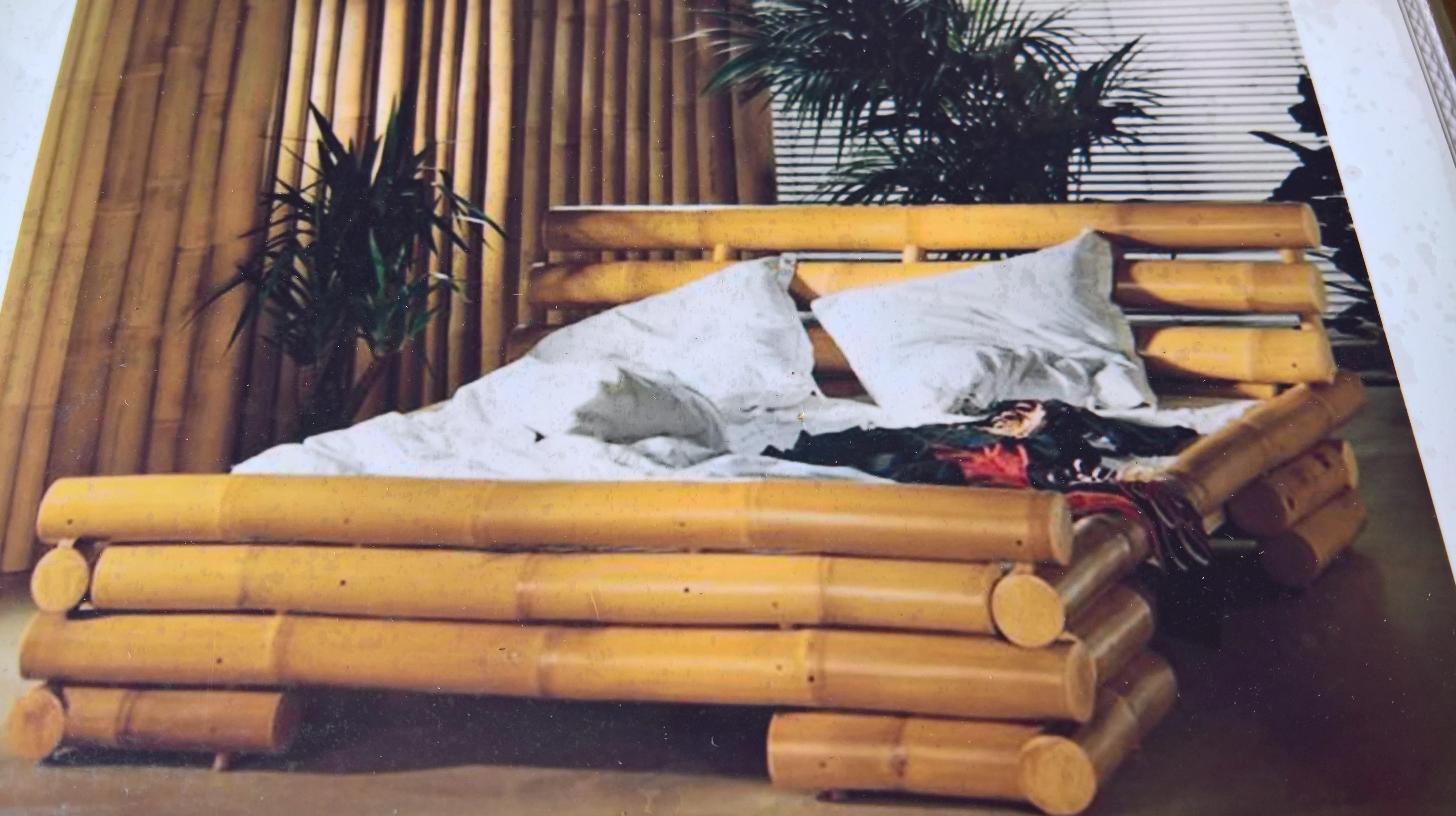 Кровать с бамбуковыми палками