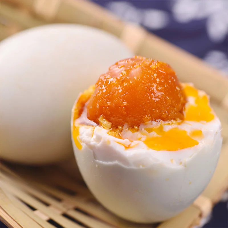 Salted egg. Соленые Утиные яйца Китай. Азиатское соленое яйцо. Китайское засоленное яйцо. Засоленные яйца.