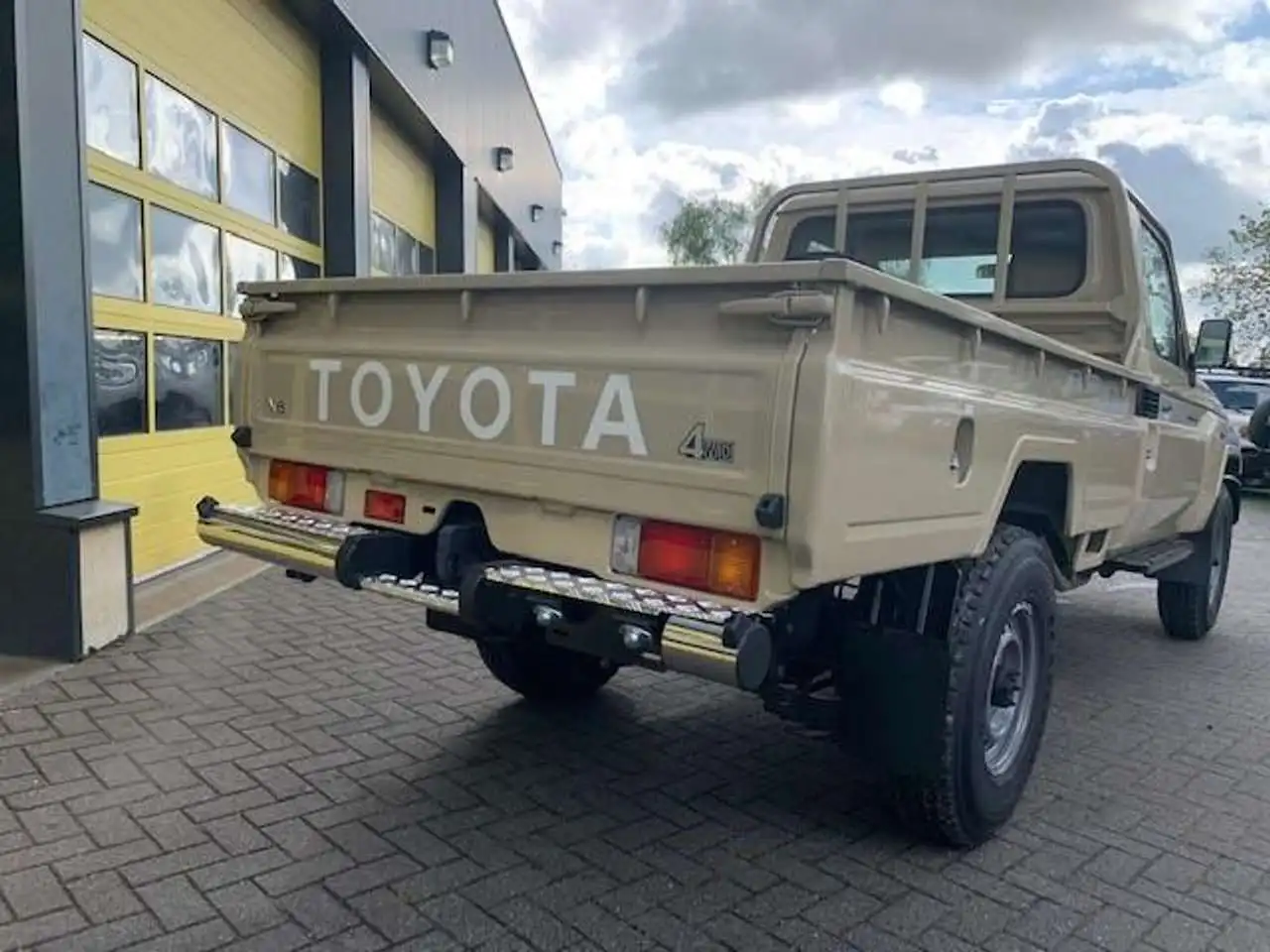 Buy Used Toyotas Land Cruiser Grj 79 Sc 4.0 V6 Land Cruiser Pickup Left