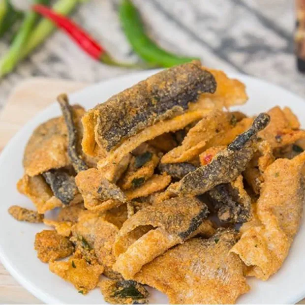 Cripsy Fried Catfish/salmon Fish Skin With Salted Egg Delicious Snack
