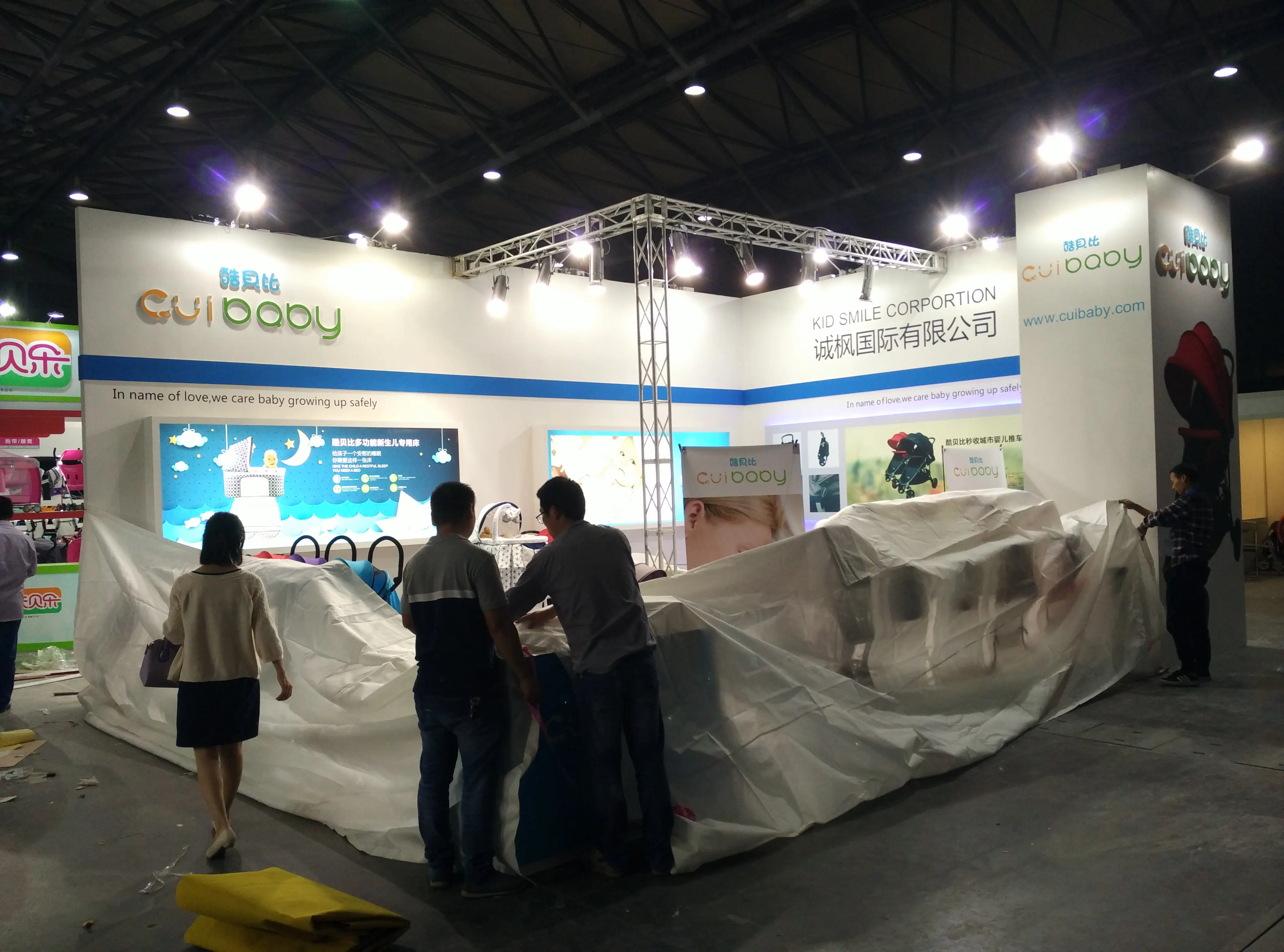 Buyers reviewing bassinets at the Kid Smile Corp. exhibition stand