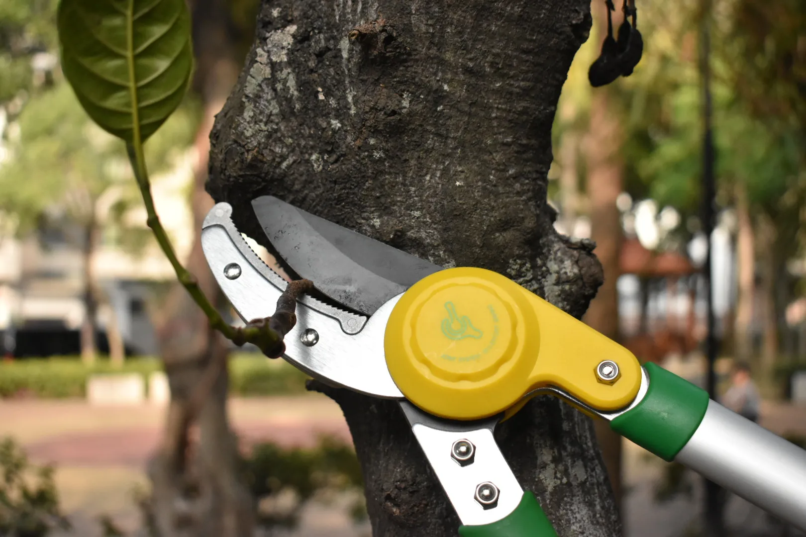 sharper image 27 bypass lopper