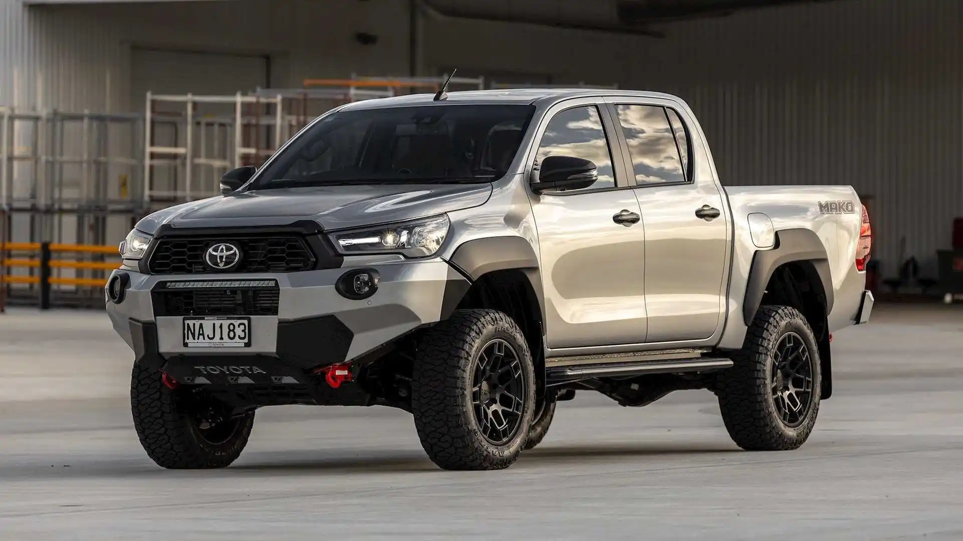 Toyota-Hilux-Mako-2.jpg