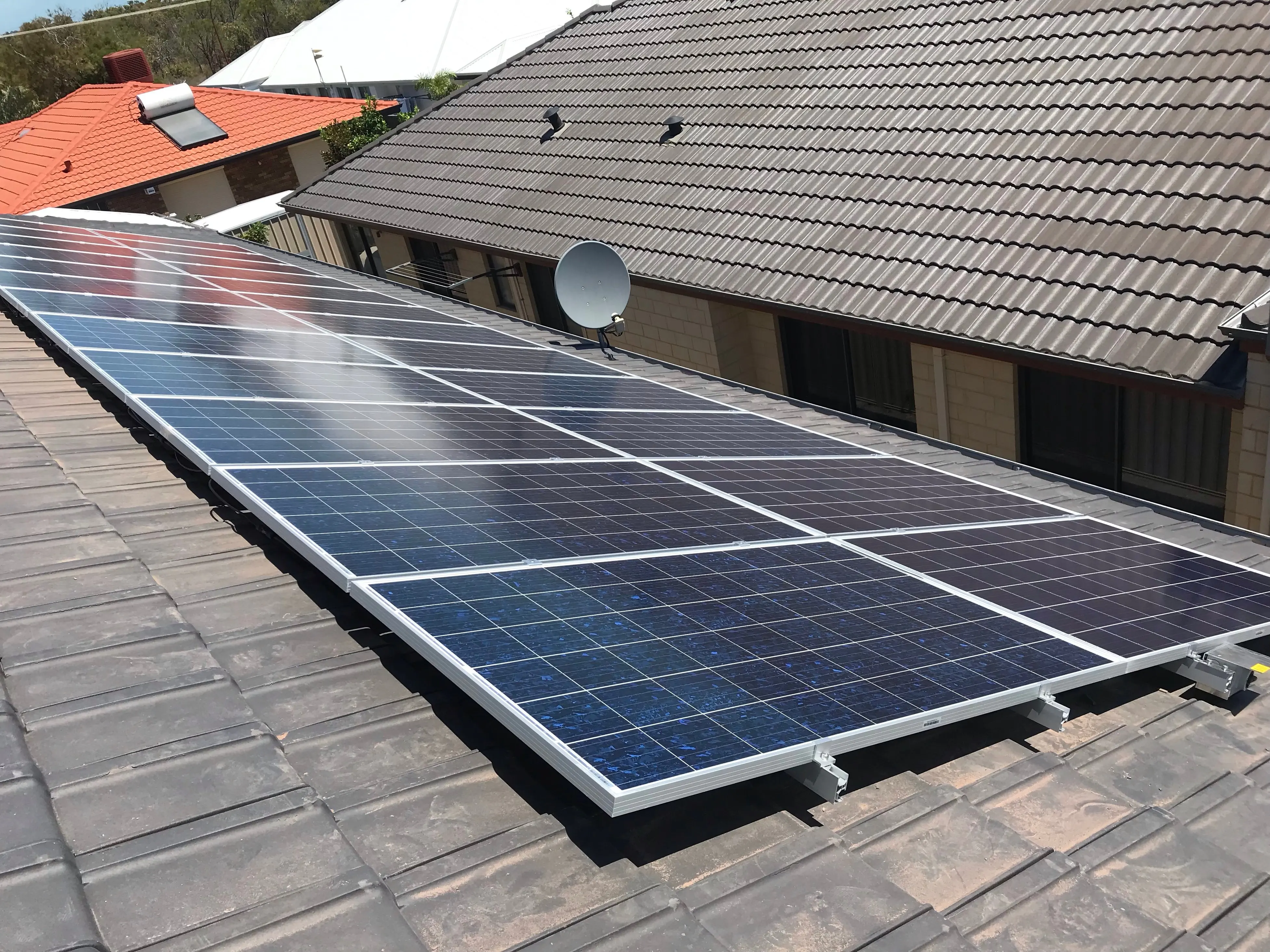 sunpal瓦屋顶太阳能电池板安装结构的 10kw光伏并网系统使用