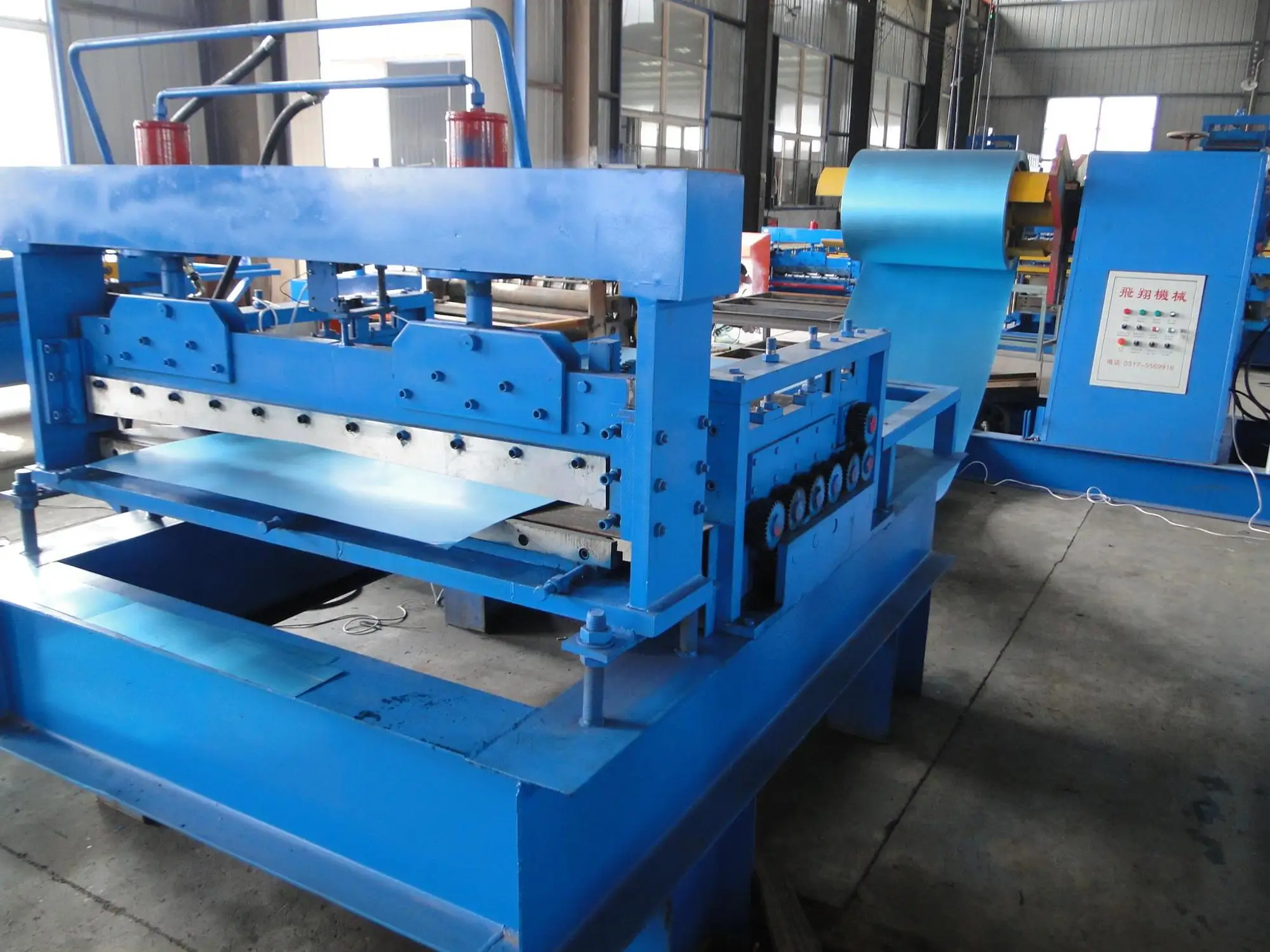 Hydraulic decoiler for roll forming machine