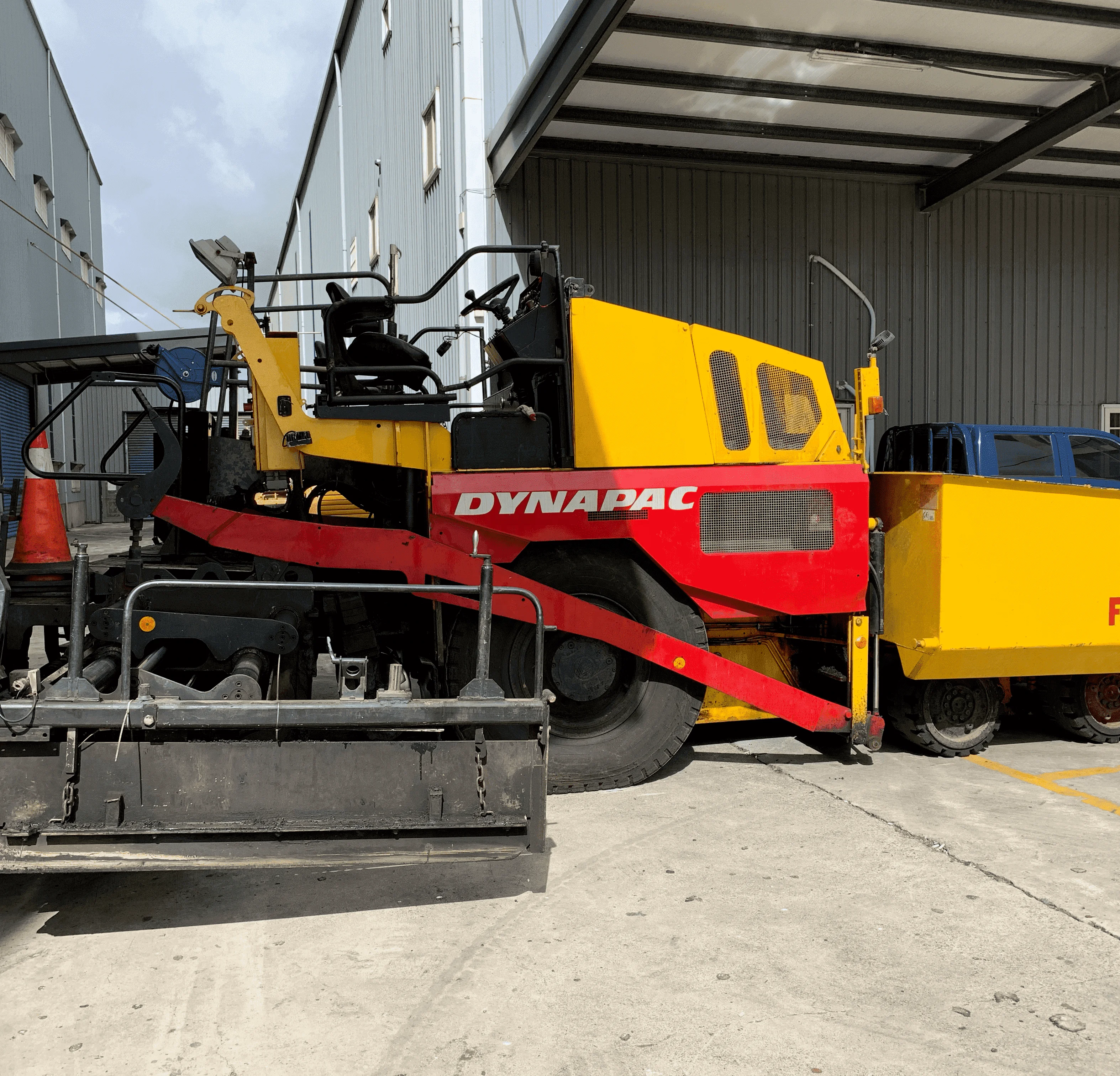 
Used Wheel Asphalt Pavers Dynapac F141-6WD 