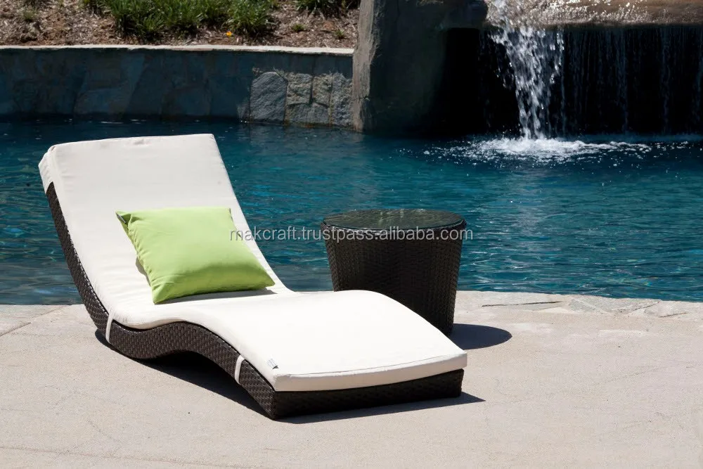 Rattan Outdoor Furniture Sunbed Swimming Pool Plastic Chaise Lounge Chair Daybed Sun Lounger Buy Kolam Rotan Sunbed Outdoor Plastik Chaise Lounge Kursi Rotan Chaise Lounge Kursi Product On Alibaba Com