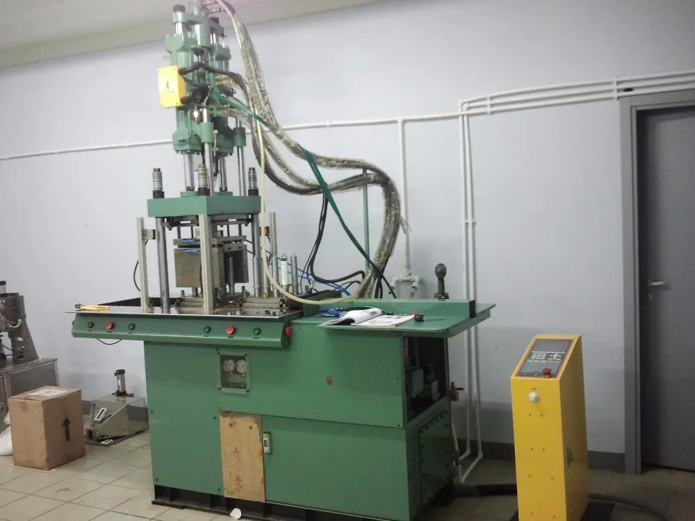 半自动肩部注塑机和模具