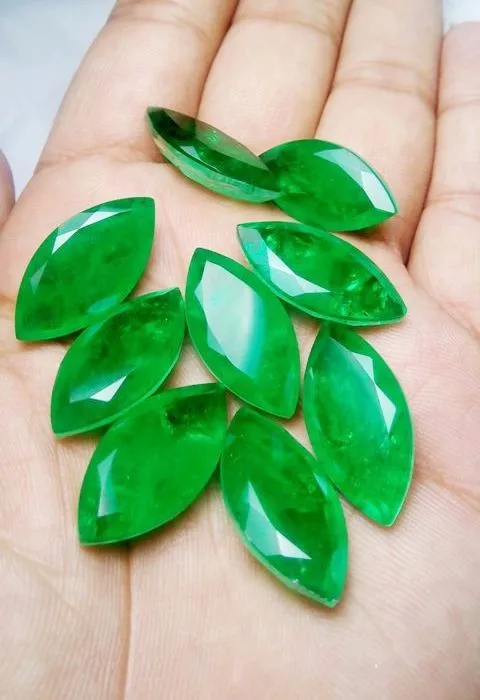 侯爵夫人形状绿色祖母绿水电石英双重石-宝石双峰