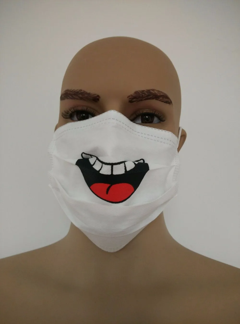 Медицинская маска с улыбкой