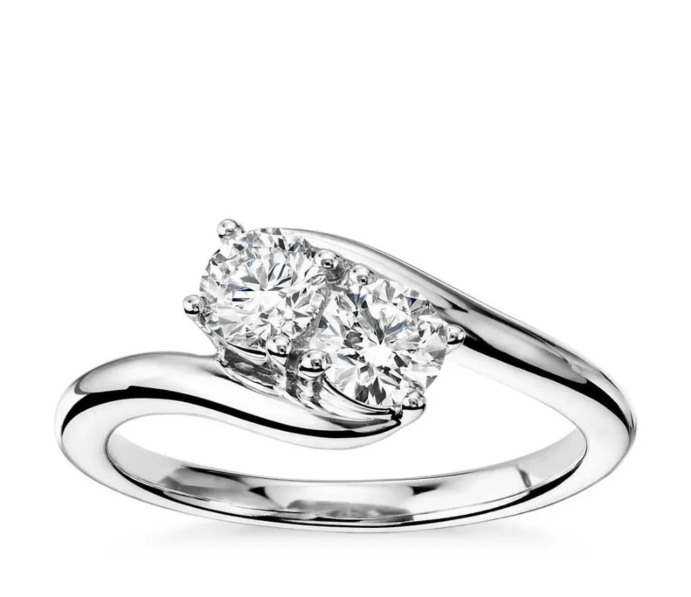Кольцо помолвочное женское с бриллиантом белое золото