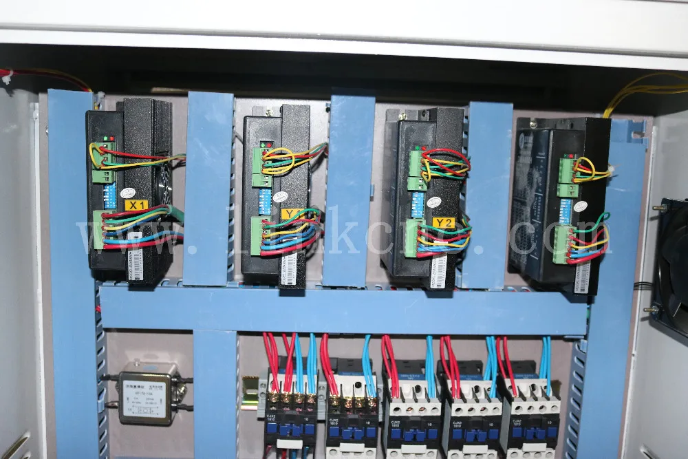 Good price 1325 cnc router machine for aluminum / cnc 1325 wood cutting machine / 1325 cnc wood router