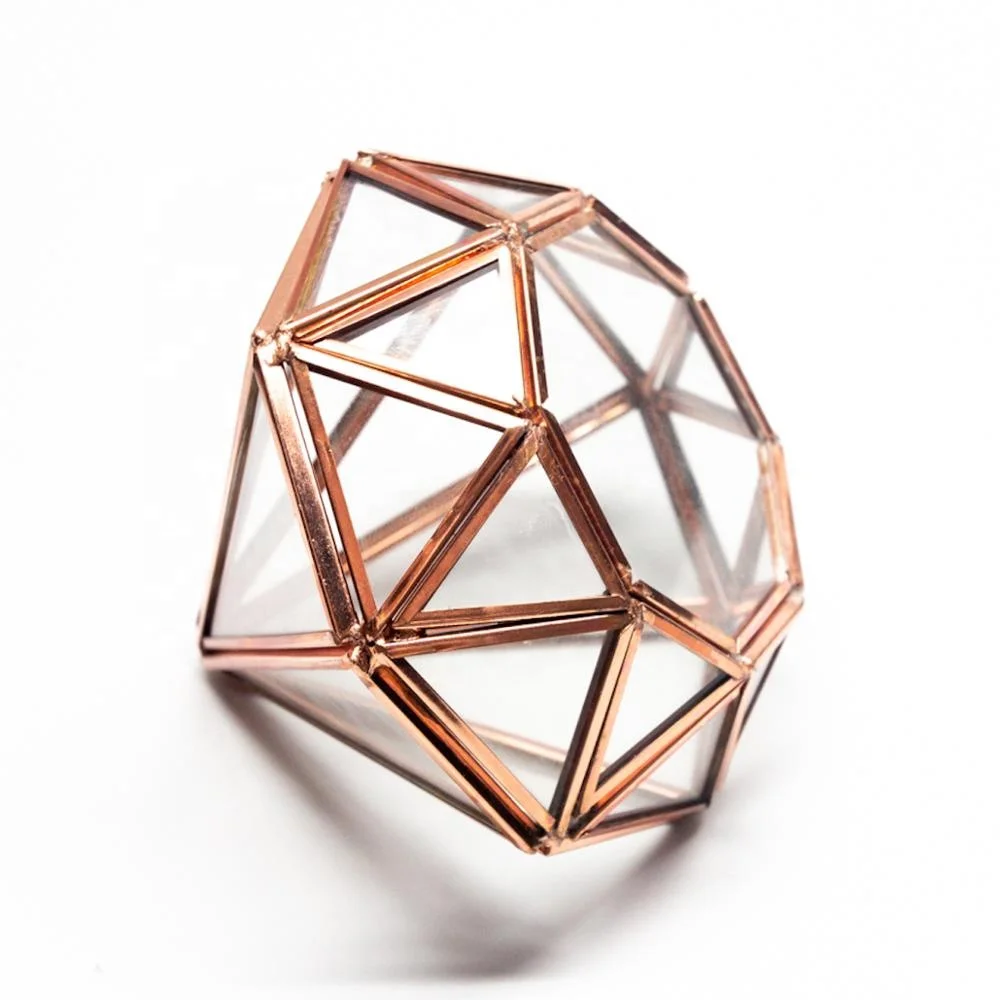 钻石形玫瑰金饰品展示