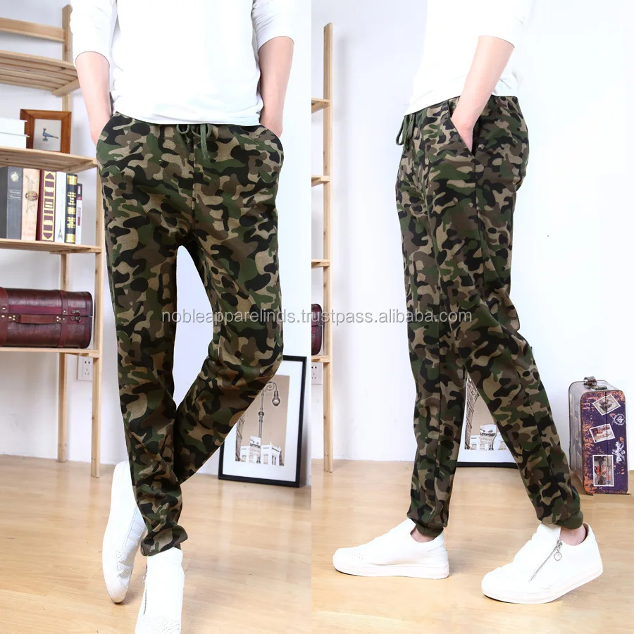 hombre con americana y pantalon de chandal hombre con americana y pantalon de chandal