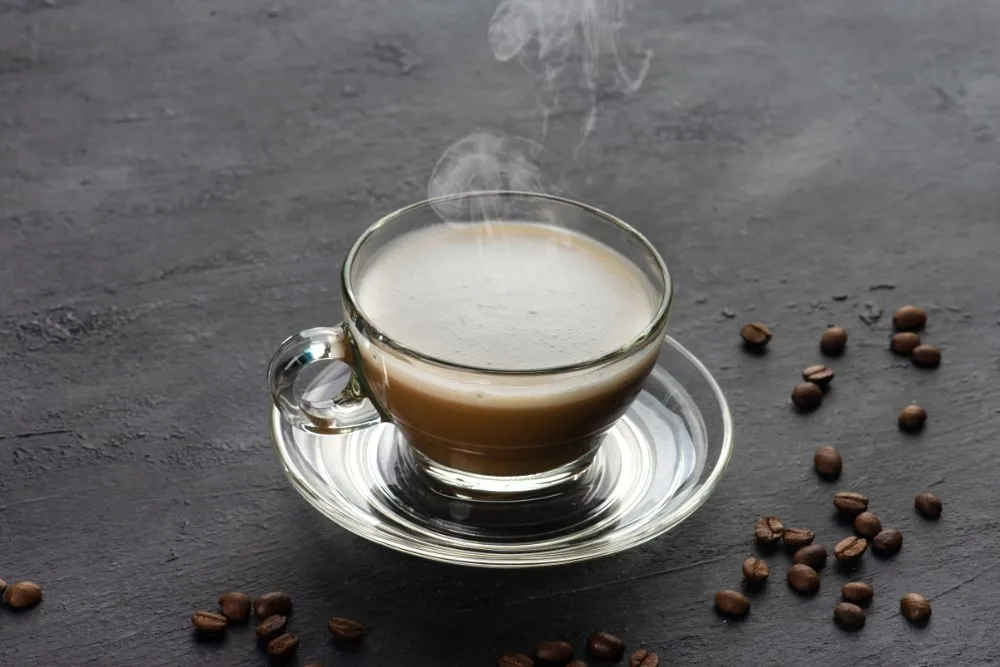 White coffee. Белый кофе. Рассыпчатое кофе на белом.