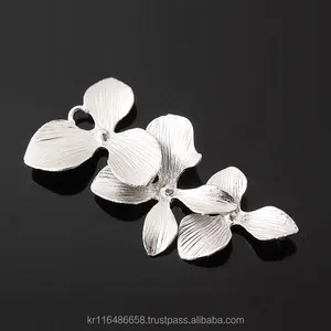 Three leaves connecter - Matt Rhodium plated