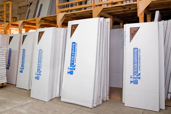 Картонная упаковка для дверей. Упаковка дверей для транспортировки. Упакованный шкаф. Упаковка двери в гофрокартон. Упаковка дверей.